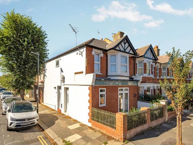 Flat for sale in London Borough of Ealing, Greater London