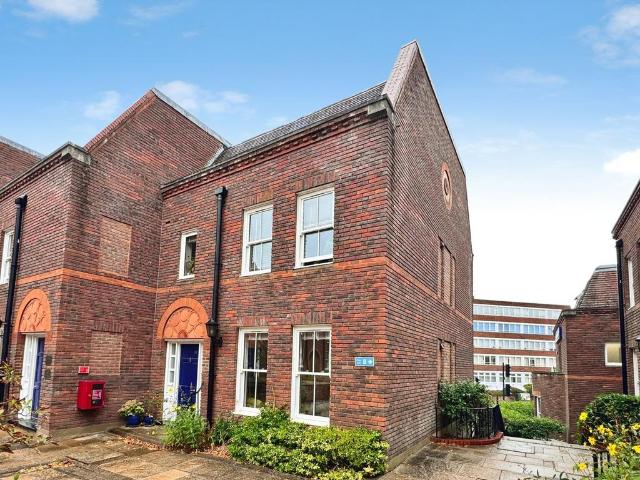 Flat for sale in Southcourt, Aylesbury