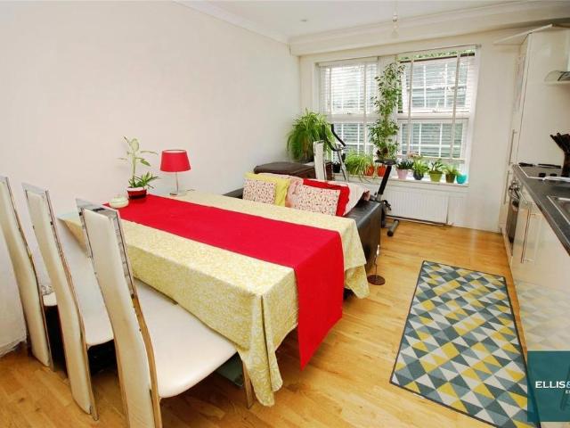 Flat for sale in Golders Green, Greater London
