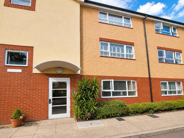 Flat for sale in London Borough of Hounslow, Feltham