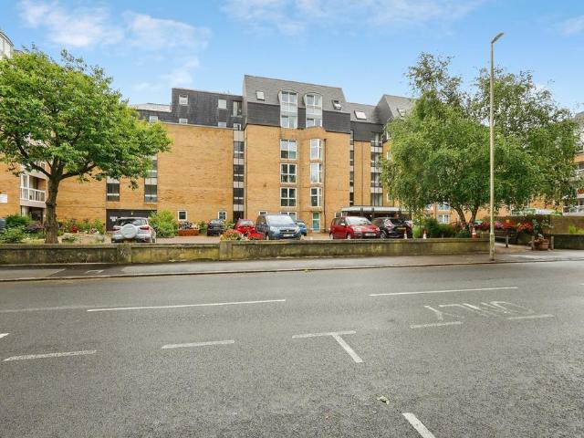 Flat for sale in Folkestone