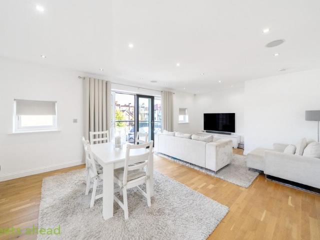 Flat for sale in London Borough of Croydon, Purley