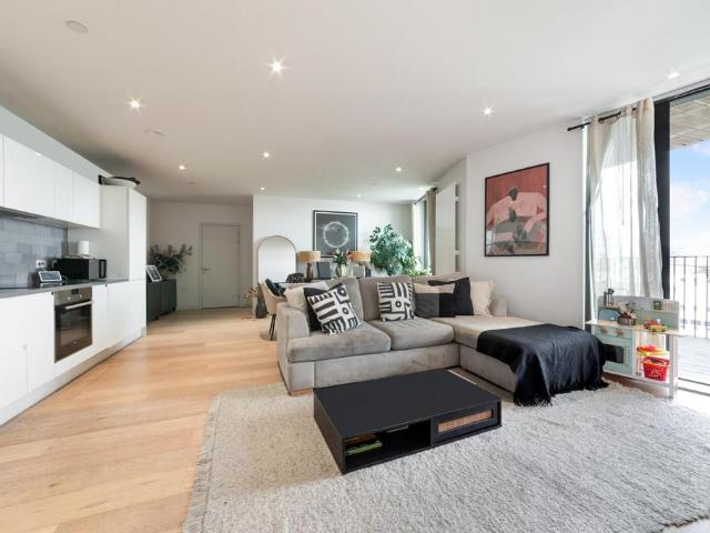 Flat for sale in Silvertown, Greater London