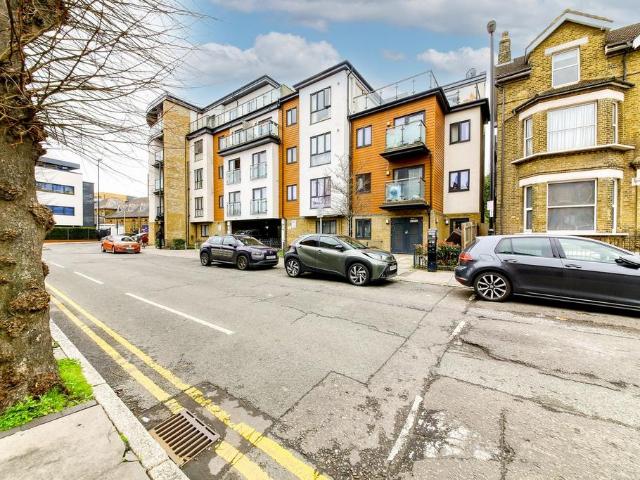 Flat for sale in London Borough of Croydon, Greater London