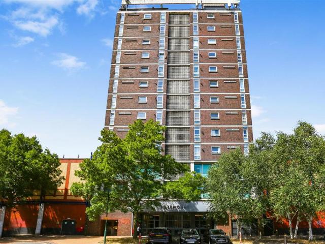 Flat for sale in Wallington, Greater London
