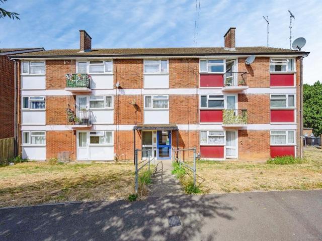 Flat for sale in Bennetts End, Pouchen End