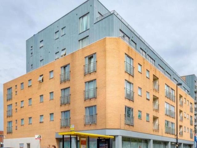 Flat for sale in Islington, Calderstones