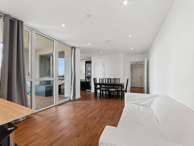 Flat for sale in Canning Town, Greater London