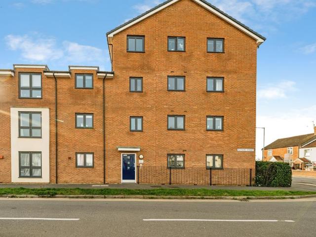 Flat for sale in Quarrendon, Aylesbury