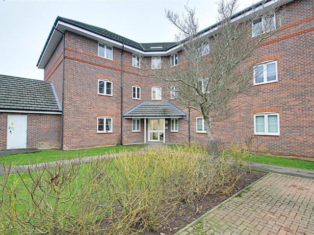 Flat for sale in Batchworth, Hertfordshire