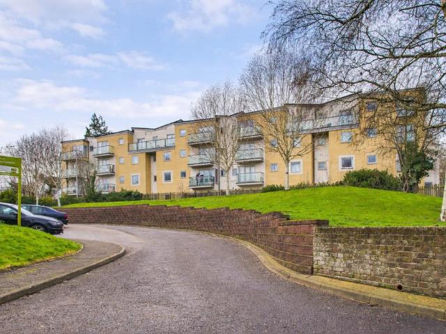 Flat for sale in Hammerfield, Pouchen End