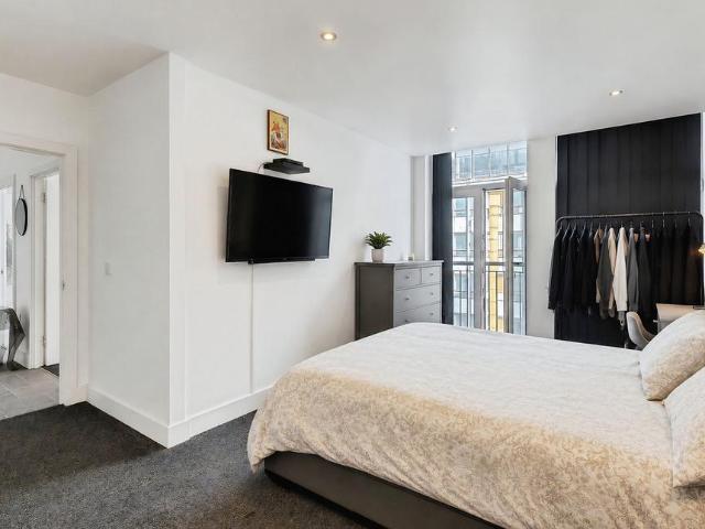 Flat for sale in Alton Barnes, Essex