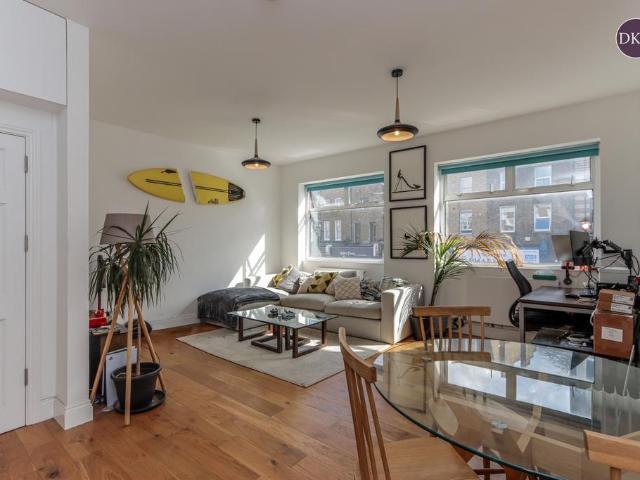 Flat for sale in Kentish Town, Greater London