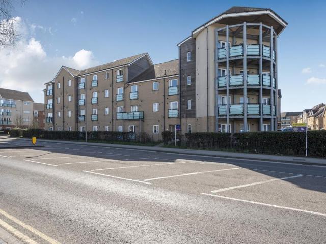Flat for sale in Dunstable, Bedfordshire