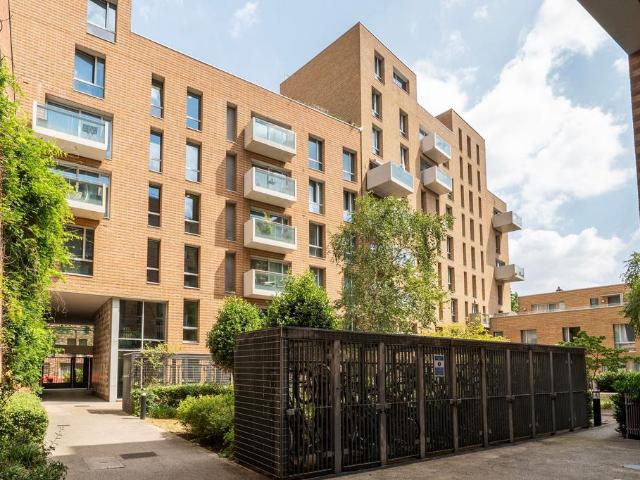 Flat for sale in Bromley-by-Bow, Poplar Grove