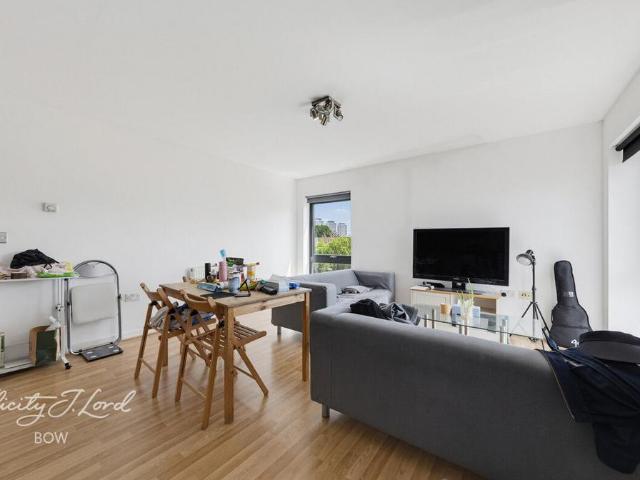Flat for sale in Old Ford, Bow