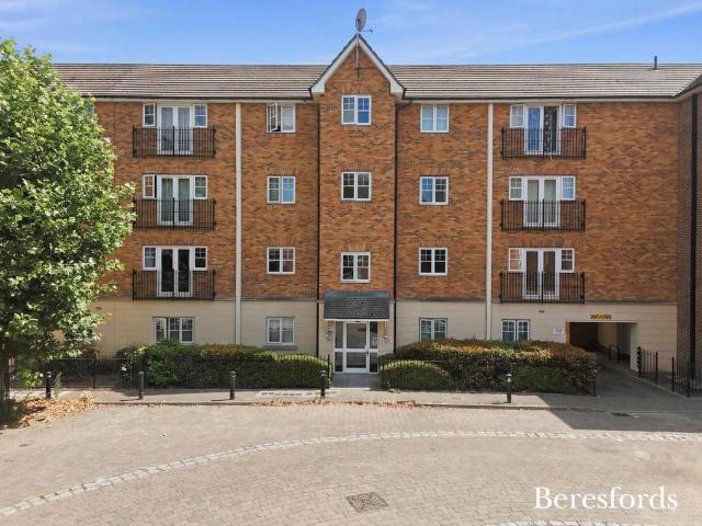 Flat for sale in Purfleet, Essex