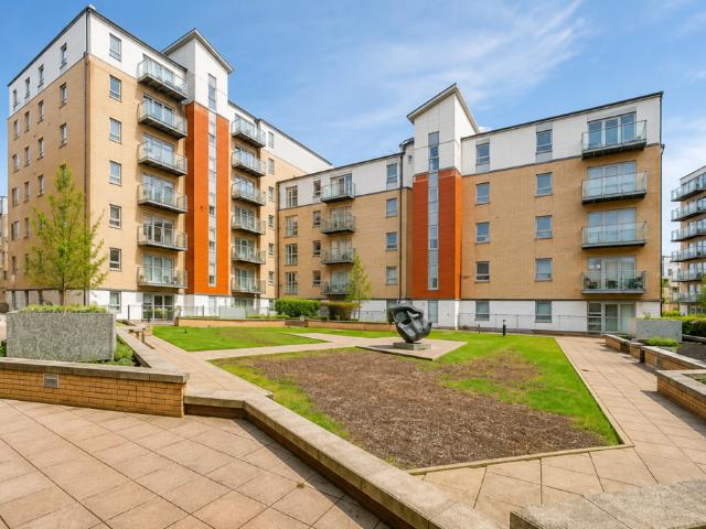 Flat for sale in South Woodford, Greater London
