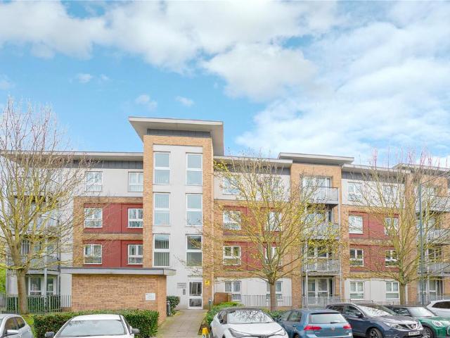 Flat for sale in Strawberry Hill, Greater London