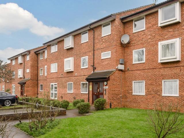 Flat for sale in London Borough of Merton, Merton Park
