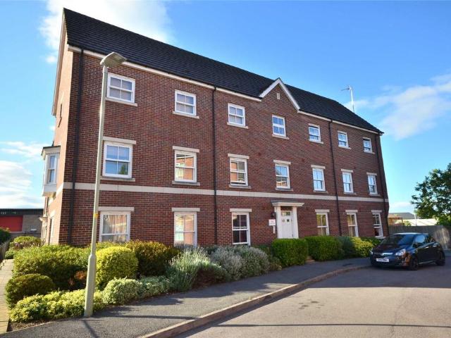 Flat for sale in Woolstrop, Gloucester