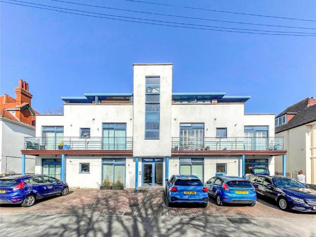 Flat for sale in Pokesdown, Bournemouth