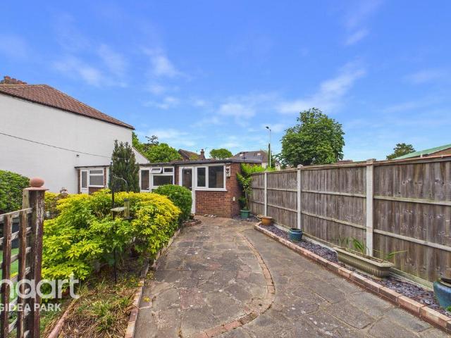 Flat for sale in Gidea Park, Greater London