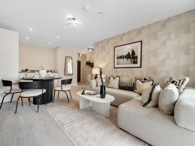 Flat for sale in Harrow Weald, Greater London
