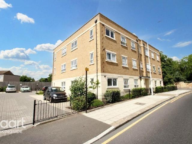 Flat for sale in Gants Hill, Greater London