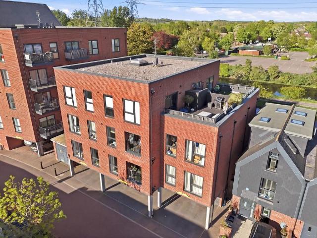 Flat for sale in Broxbourne, Hertfordshire