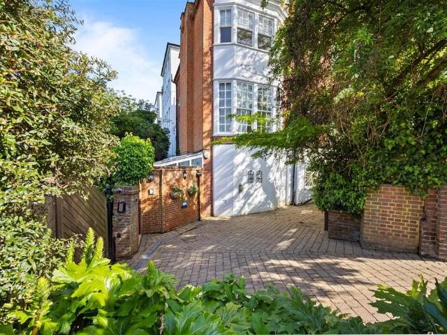 Flat for sale in Belsize Park, Greater London