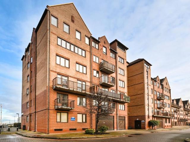 Flat for sale in London Yard, Isle Of Dogs
