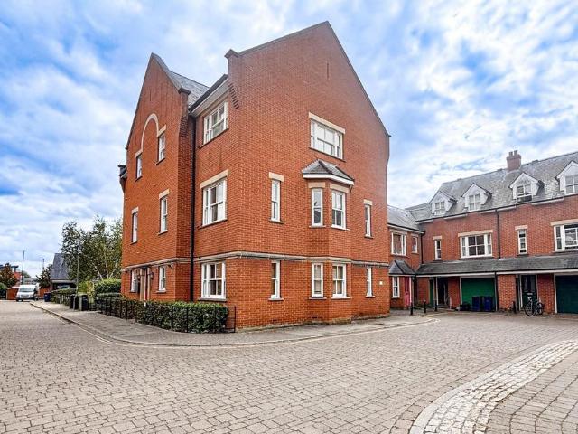 Flat for sale in Arbury, Cambridgeshire