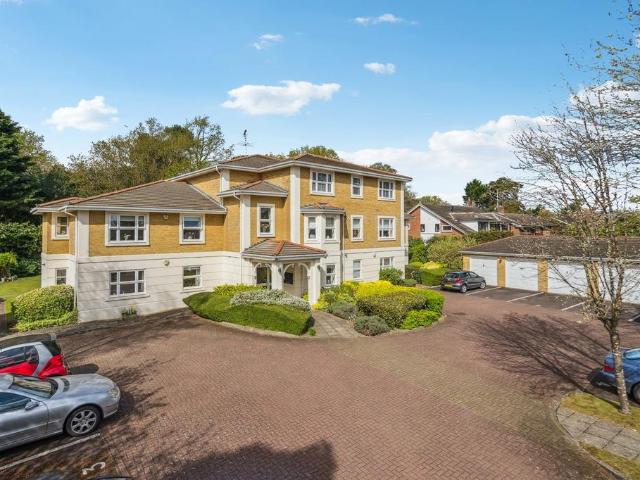 Flat for sale in Farnham Common, Buckinghamshire