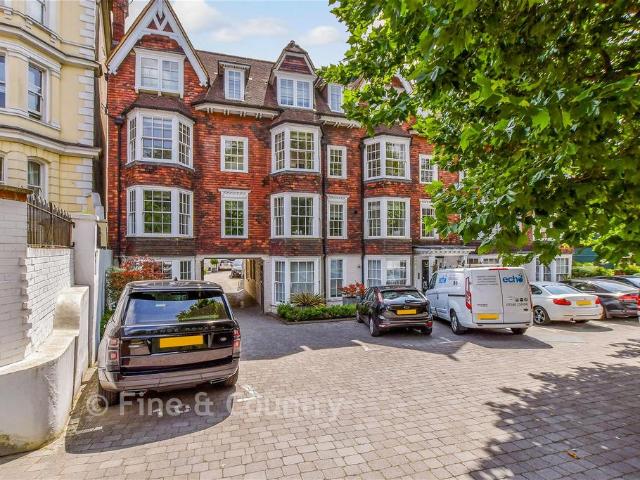 Flat for sale in Broadwater Down, Sandown Park