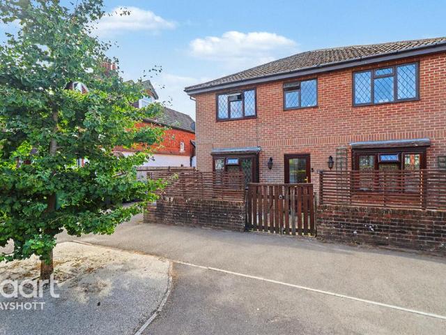 Flat for sale in Kingswood Firs, East Hampshire