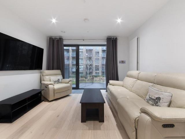 Flat for sale in Silvertown, Greater London