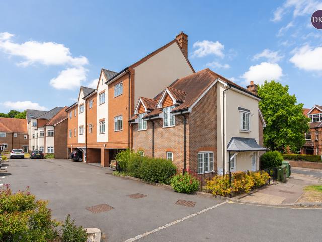 Flat for sale in Batchworth