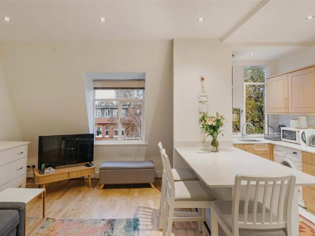Flat for sale in South Hampstead, Greater London