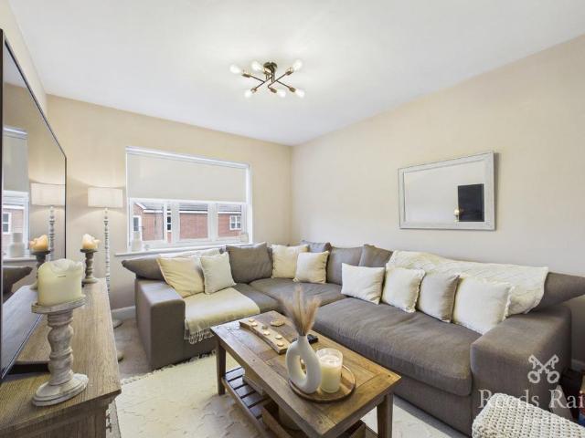 Flat for sale in Thorpe, West Yorkshire
