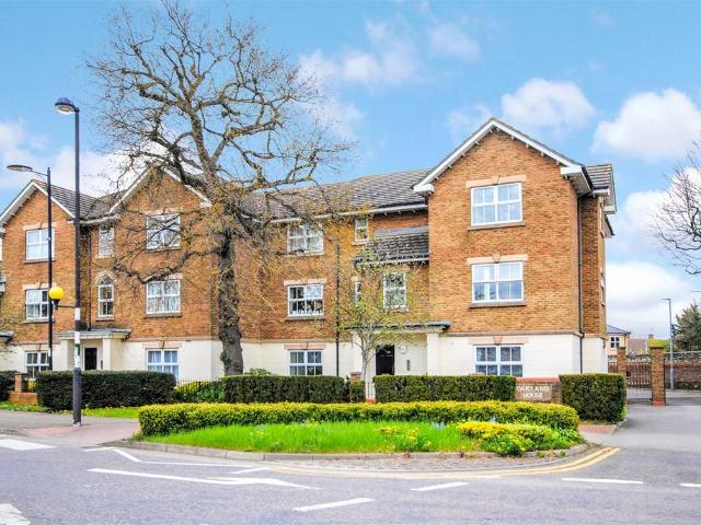 Flat for sale in Leighton-Linslade, Leighton Buzzard