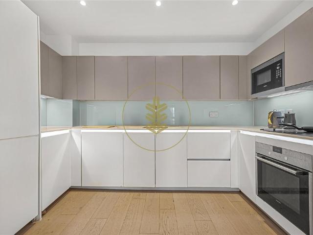 Flat for sale in Brent Cross, Greater London