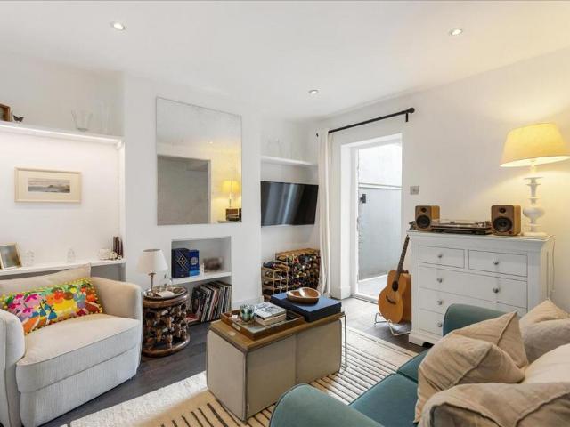 Flat for sale in West Kensington, Greater London