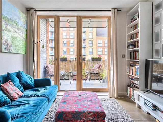 Flat for sale in London Borough of Ealing, Hanwell
