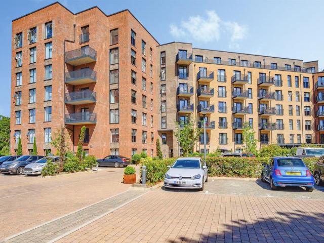 Flat for sale in Highfield, Pouchen End