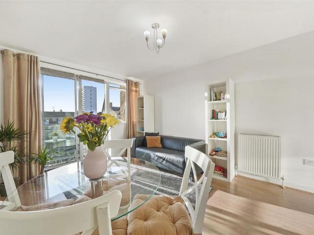 Flat for sale in Bromley-by-Bow, Greater London