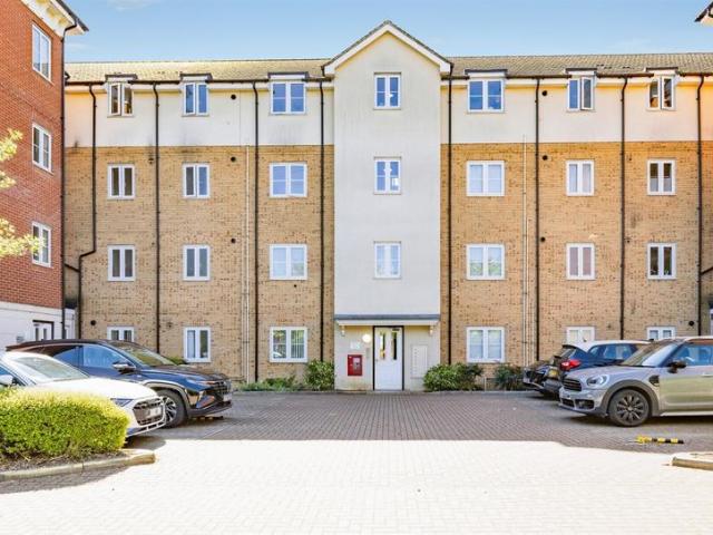 Flat for sale in Kingswood, North Watford