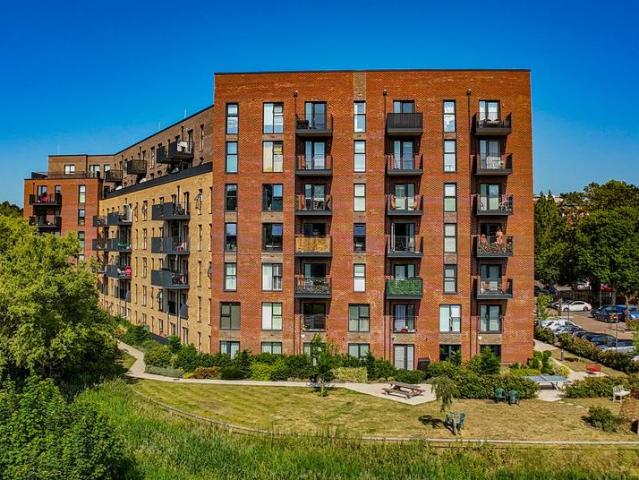 Flat for sale in Highfield, Pouchen End