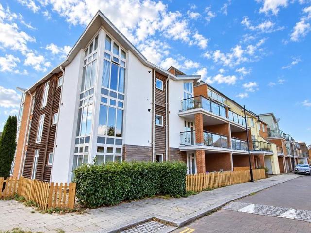 Flat for sale in St. Marys Island, Gillingham