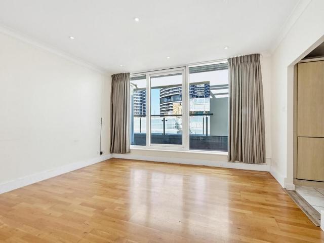 Flat for sale in Boardwalk Place, Blackwall